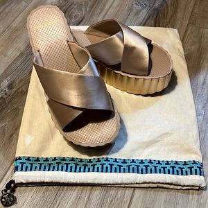 Tory Burch Platform Sandals in rose/gold. Size 8